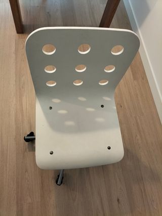 Silla blanca de  escritorio,ordenador y oficina 
