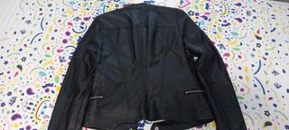 Cazadora polipiel negra