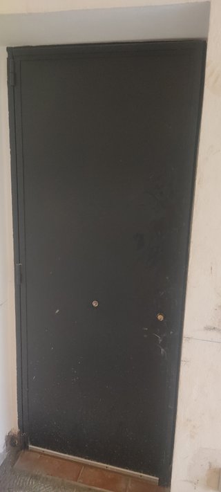 Puerta metálica gris con bastidor