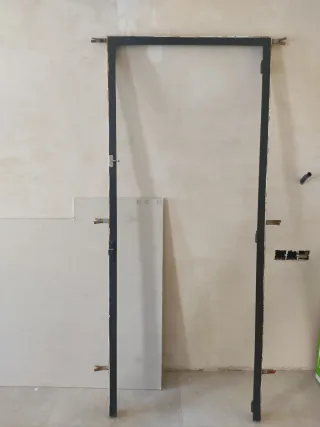 Puerta metálica gris con bastidor