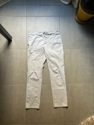 Pantalón beige ajustado 