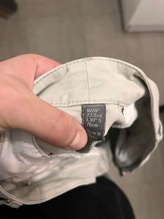 Pantalón beige ajustado 