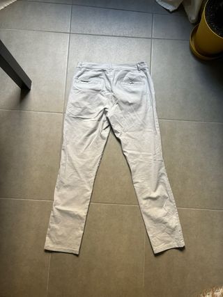 Pantalón beige ajustado 