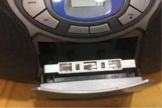 RADIO CASSETTE CD PORTATIL MARCA SABA