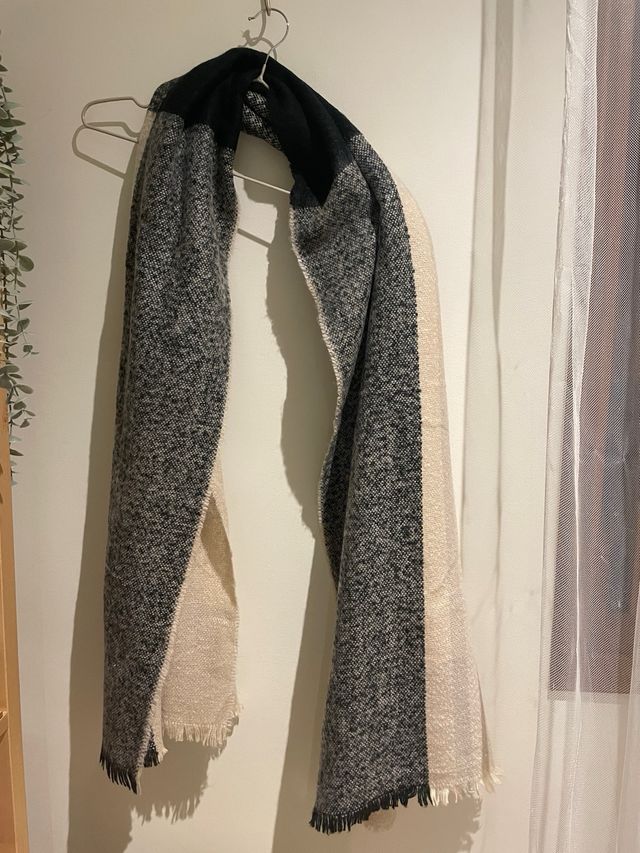 Bufanda beige y negra