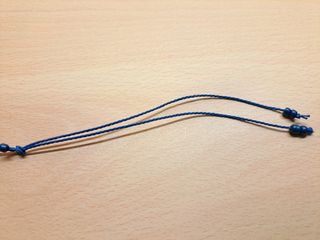 Braccialetto blu nuovo con conchiglie e perline