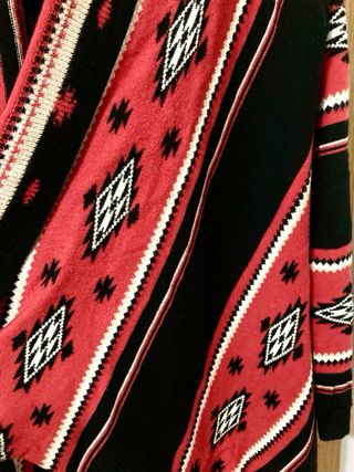 Chaqueta tipo poncho de punto.