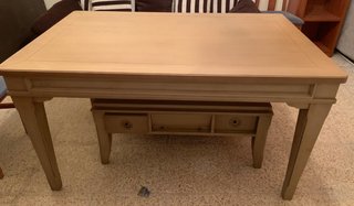 Tavoli allungabili in legno massello.