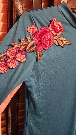 Vestido midi turquesa con detalle flores