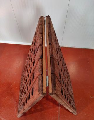 Pupitre botellero de madera 120 botellas