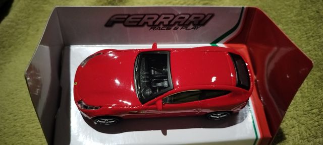 Ferrari FF Bburago Race&Play 1:43