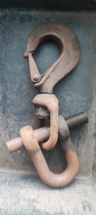 Gancho em ferro com elo de parafuso,