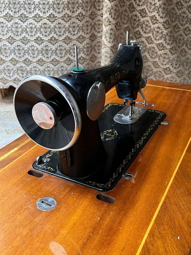 Maquina de coser antigua ALFA