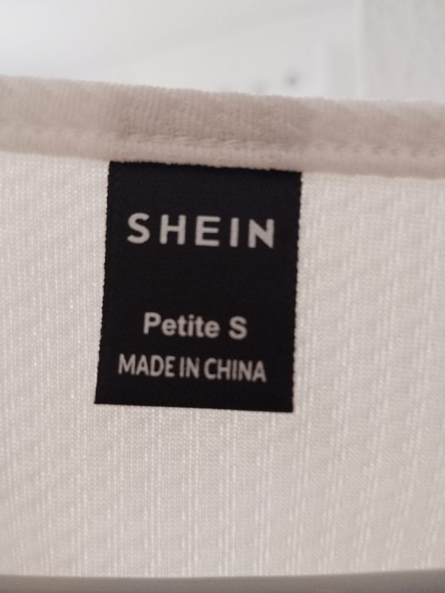 T-Shirt com gola quadrada Shein