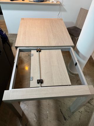 Mesa de comedor extensible y sillas