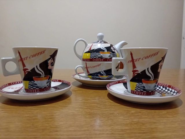 Tisaniera più tazze e piattini.