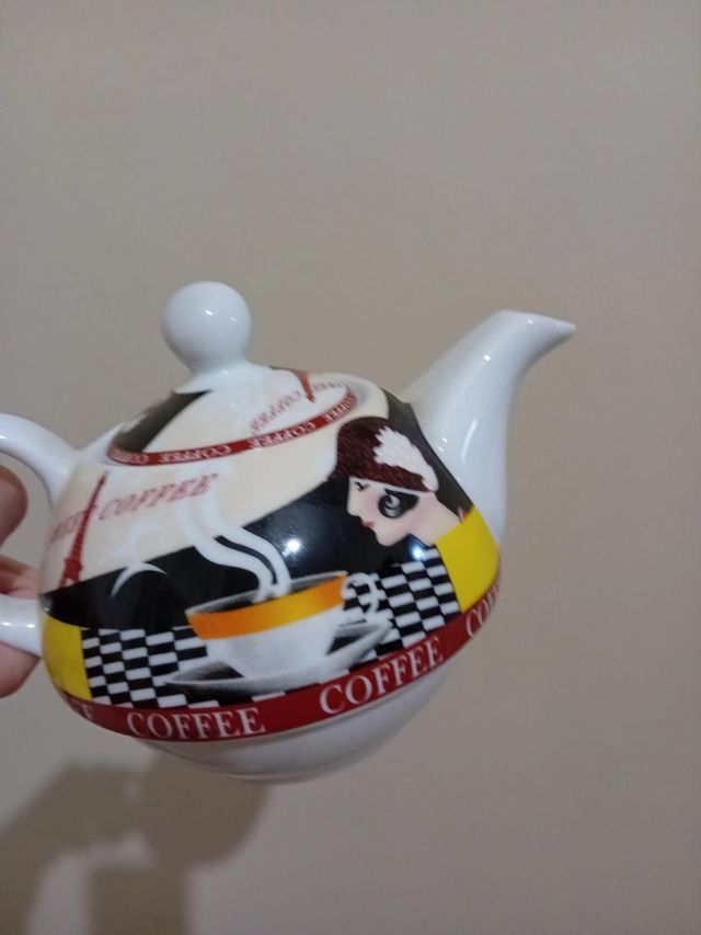 Tisaniera più tazze e piattini.