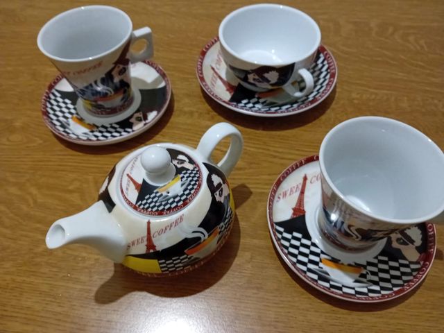 Tisaniera più tazze e piattini.