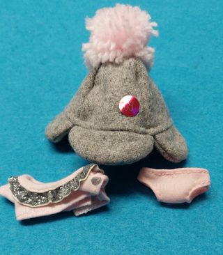 Cama, conjunto de ropa y biberón para Mikromeritos