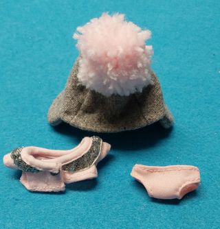 Cama, conjunto de ropa y biberón para Mikromeritos