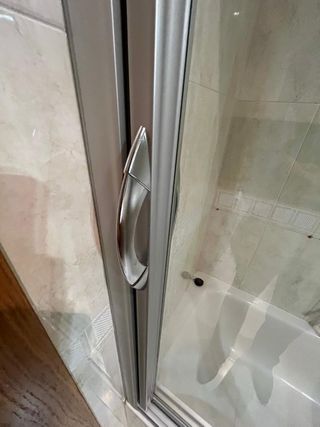 Mampara de baño de cristal marca HUPPE