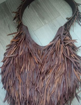 Bolso artesanal de flecos de cuero 