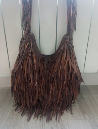 Bolso artesanal de flecos de cuero 
