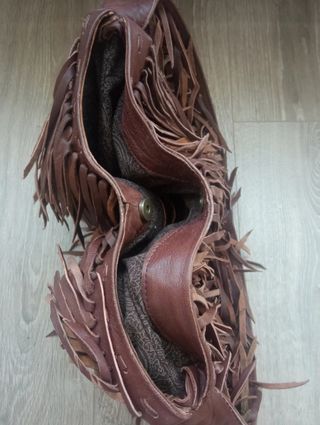 Bolso artesanal de flecos de cuero 