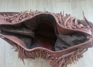 Bolso artesanal de flecos de cuero 