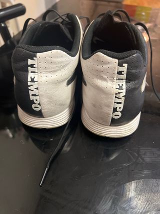 BOTAS DE FUTBOL SALA NIKE TIEMPO