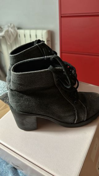 DOS pares de botas T.39