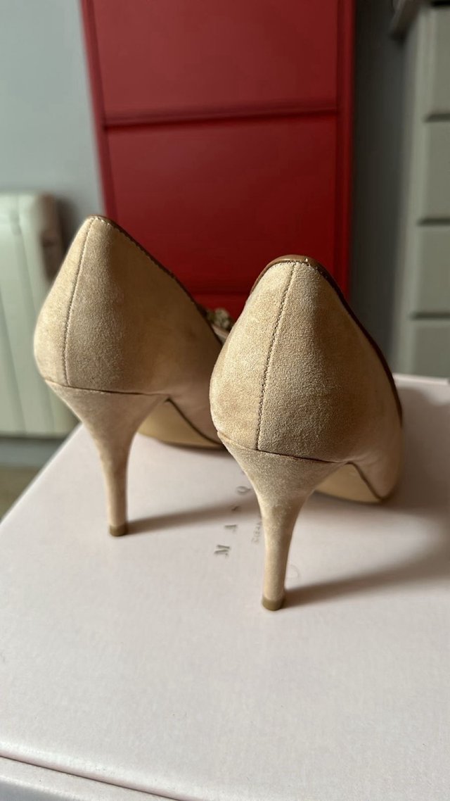 Varios zapatos de tacón, de 5 a 7€ cada par.