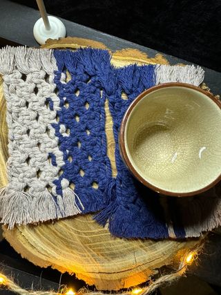 2 sottobicchieri grigi e blu macramé