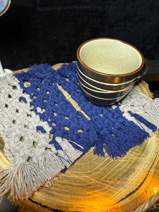 2 sottobicchieri grigi e blu macramé