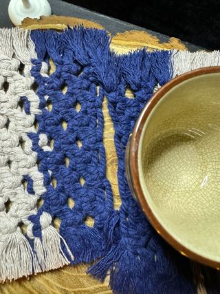 2 sottobicchieri grigi e blu macramé