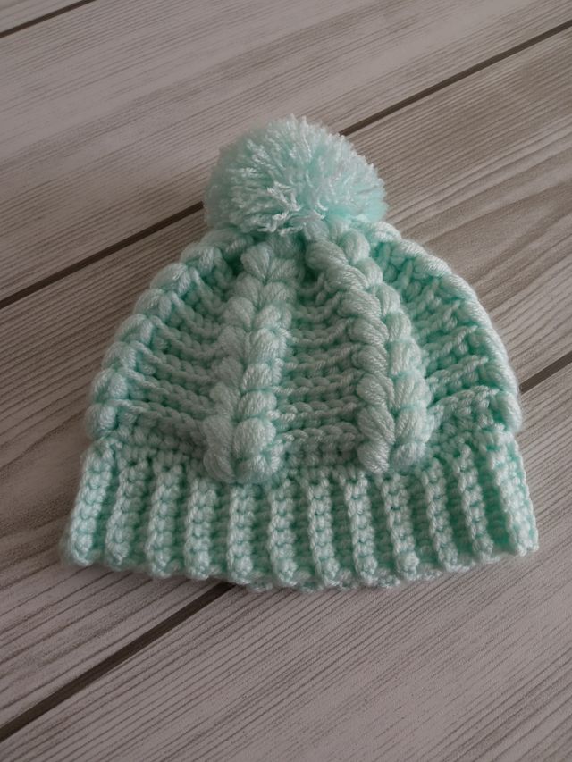 Gorro en verde pastel con trenzados - Blythe
