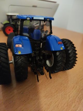 Tractor New hollland miniatura escala