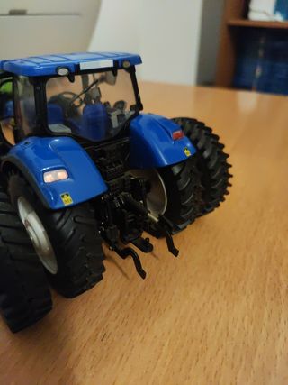 Tractor New hollland miniatura escala