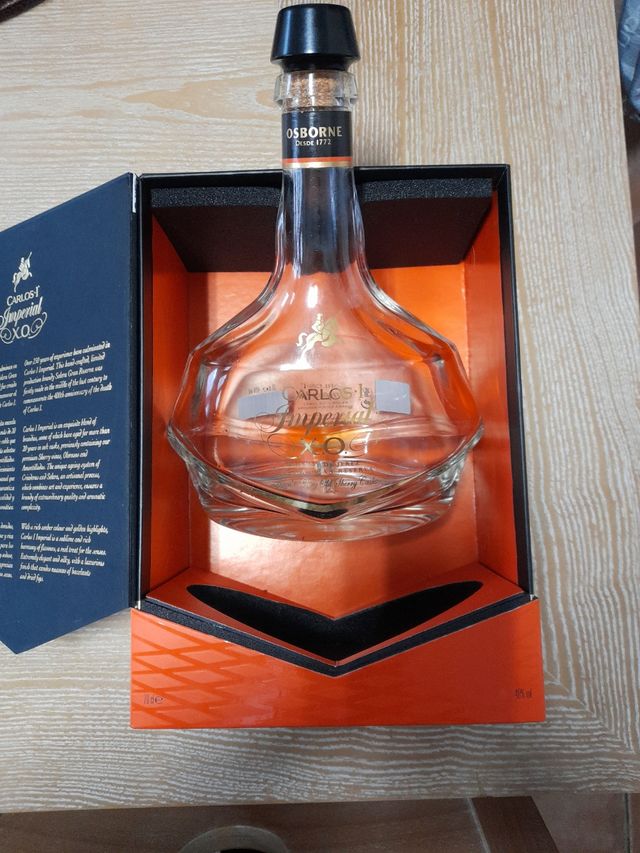 Botella vacía Carlos I Imperial