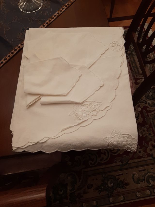 Tovaglia da 6 ricamata a mano