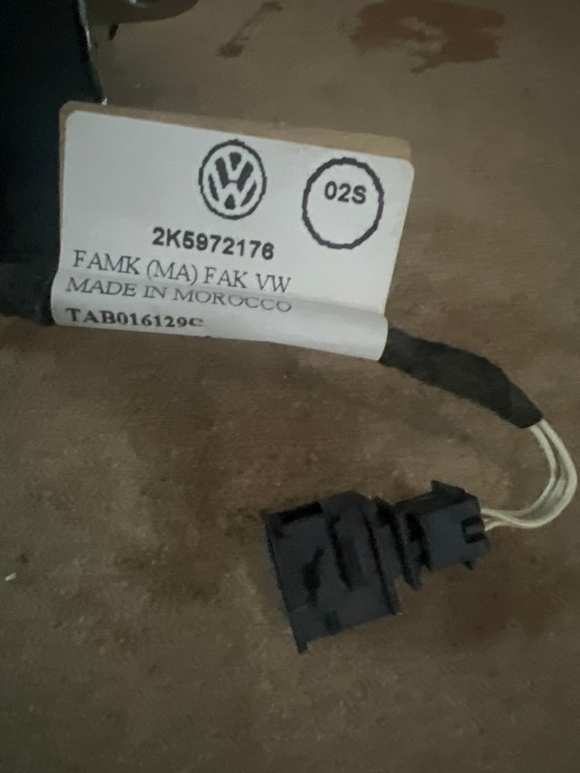 Volskwagen cierre portón   2K5972176