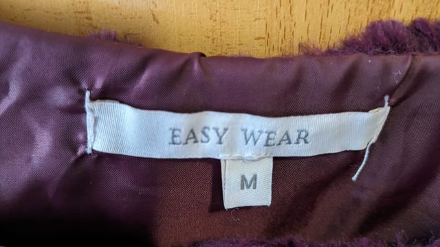 Abrigo pelo, color burdeos.