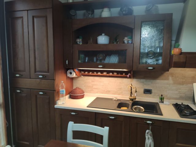 Vendo CUCINA IN LEGNO MASSELLO compresa di tavolo