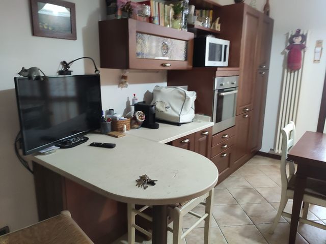 Vendo CUCINA IN LEGNO MASSELLO compresa di tavolo