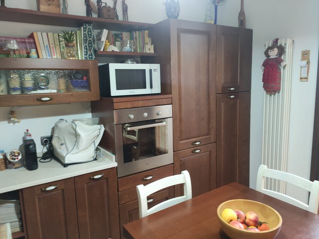 Vendo CUCINA IN LEGNO MASSELLO compresa di tavolo
