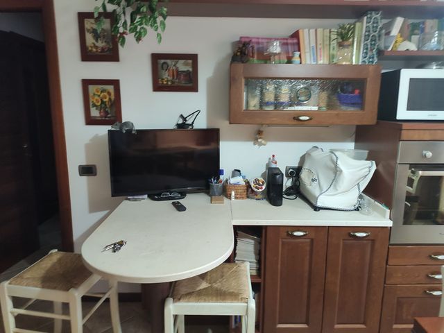 Vendo CUCINA IN LEGNO MASSELLO compresa di tavolo