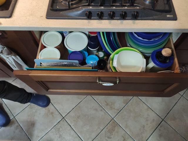 Vendo CUCINA IN LEGNO MASSELLO compresa di tavolo