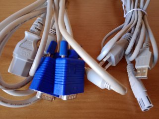 Componentes de ordenador, grabadora, cables