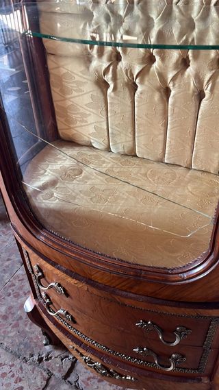 VITRINA CON ACOLCHADO MADERA Y BRONCE