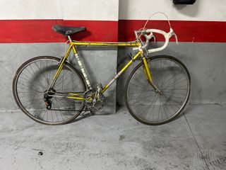 BICICLETA DE CARRETERA ESBELTA antigua.